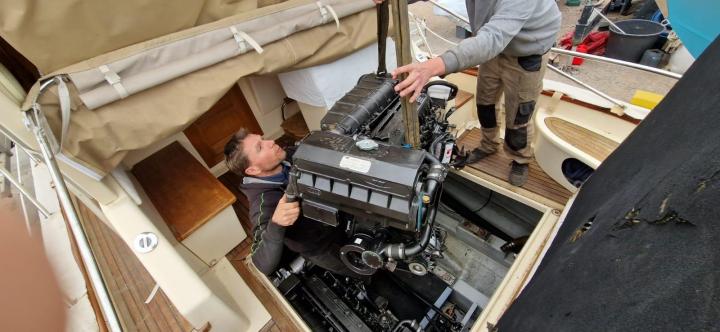 Reconstruction de moteur de bateau Fréjus