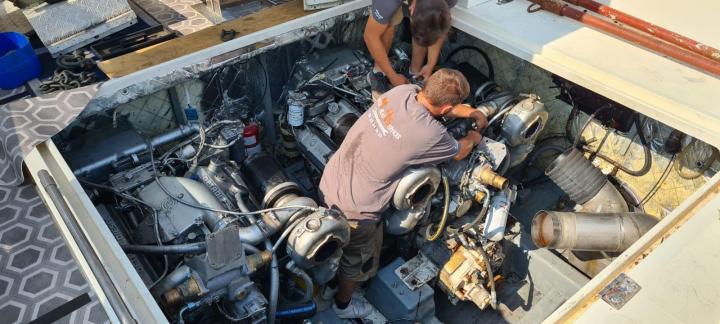 Reconstruction de moteur de bateau Fréjus