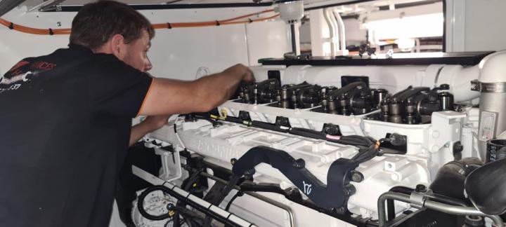 Remplacement de moteur de bateau Fréjus